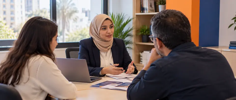 Conseillère pédagogique de First Class Academy avec un parent et son élève